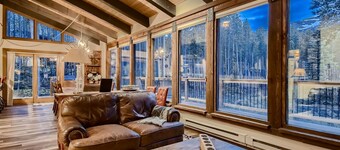 Breck Lodge: Walking distance to Peak 8, Hot tub, Pool Table, Grill