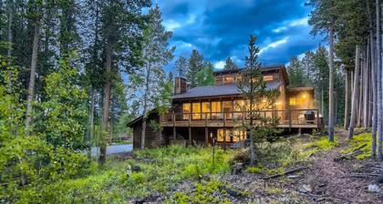 Breck Lodge: Walking distance to Peak 8, Hot tub, Pool Table, Grill