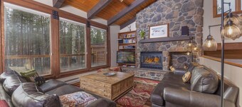 Breck Lodge: Walking distance to Peak 8, Hot tub, Pool Table, Grill