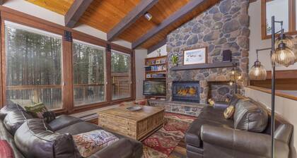 Breck Lodge: Walking distance to Peak 8, Hot tub, Pool Table, Grill