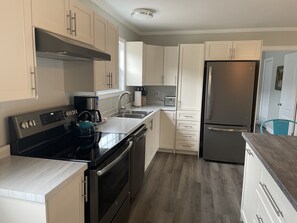 Jääkaappi, mikroaaltouuni, uuni, liesi