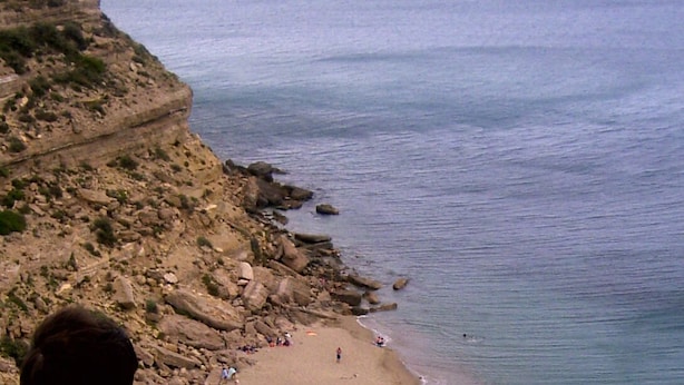 A coastal landscape with a rocky cliff, a beach, and the sea. - Maison "molière" (Ferrals-les-Corbières)