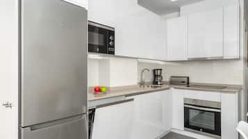 Jääkaappi, mikroaaltouuni, uuni, liesi