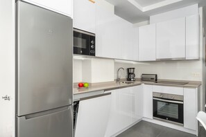 Kühlschrank, Mikrowelle, Ofen, Herdplatte