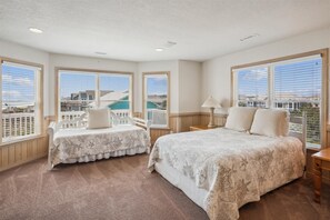 7 bedrooms, travel crib, WiFi, wheelchair access - Oceanfront, Private Pool, Dogs ok, Hot Tub, Elevator! (Corolla)