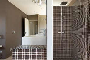 Combined shower/bathtub, hair dryer, towels, soap - Beautiful villa 800m from the ocean - 5 bdrms 12 pers - heated salt pool and pétanque court (Vensac)