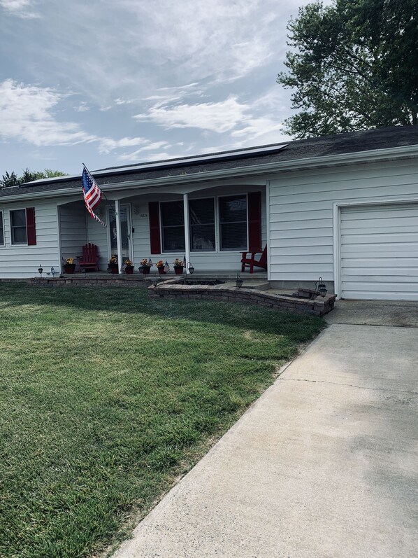 Exterior - 3 Bedroom house, sleeps 12, with out traffic 2 Miles from Ocean City Boardwalk. (Ocean City)