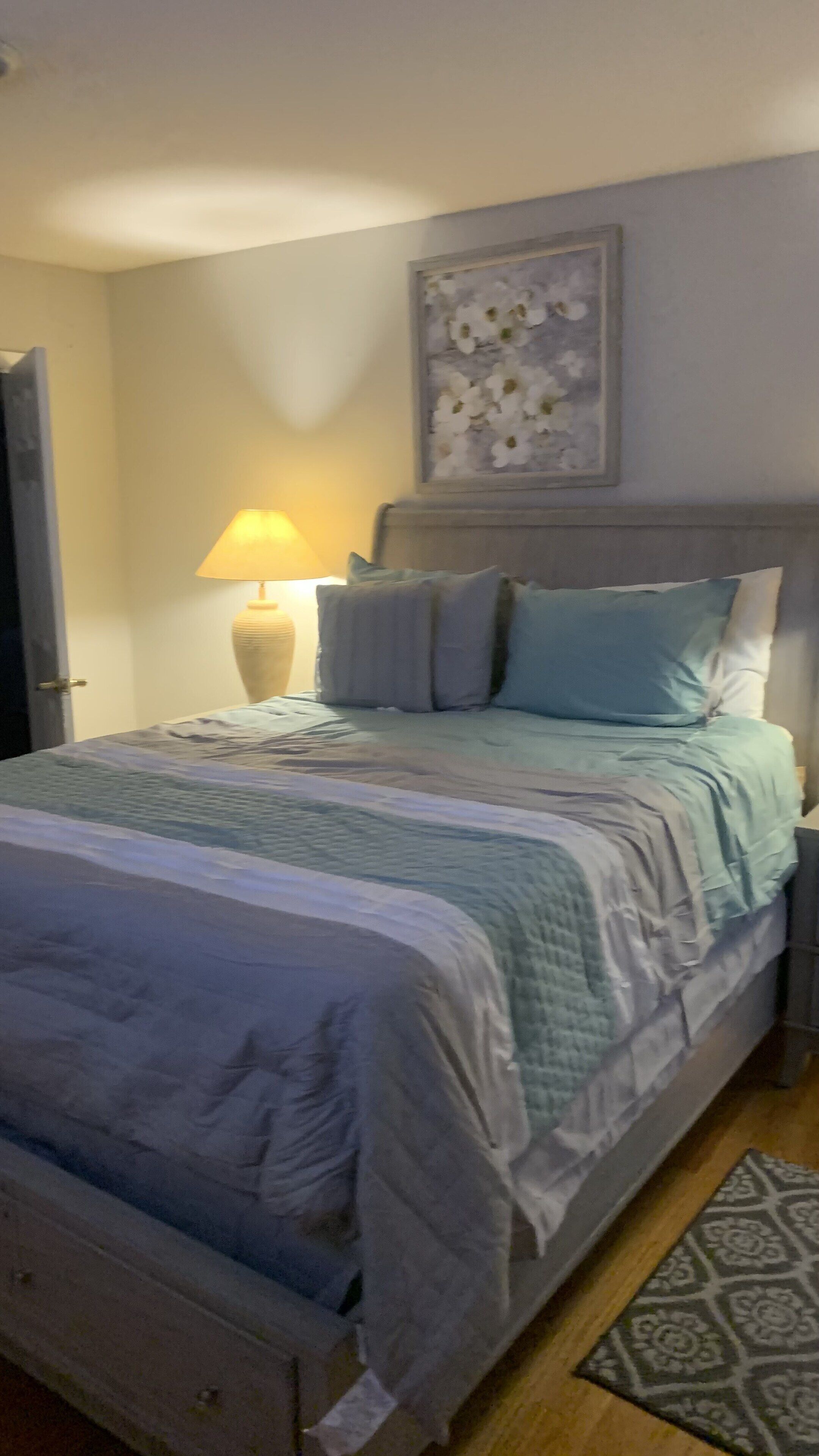 3 Bedroom house, sleeps 12, with out traffic 2 Miles from Ocean City Boardwalk.