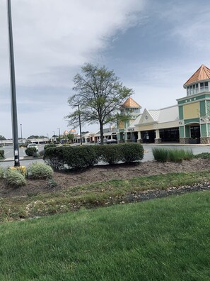 Property grounds - 3 Bedroom house, sleeps 12, with out traffic 2 Miles from Ocean City Boardwalk. (Ocean City)