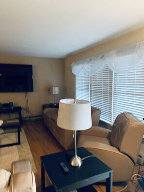 Smart TV, stereo - 3 Bedroom house, sleeps 12, with out traffic 2 Miles from Ocean City Boardwalk. (Ocean City)