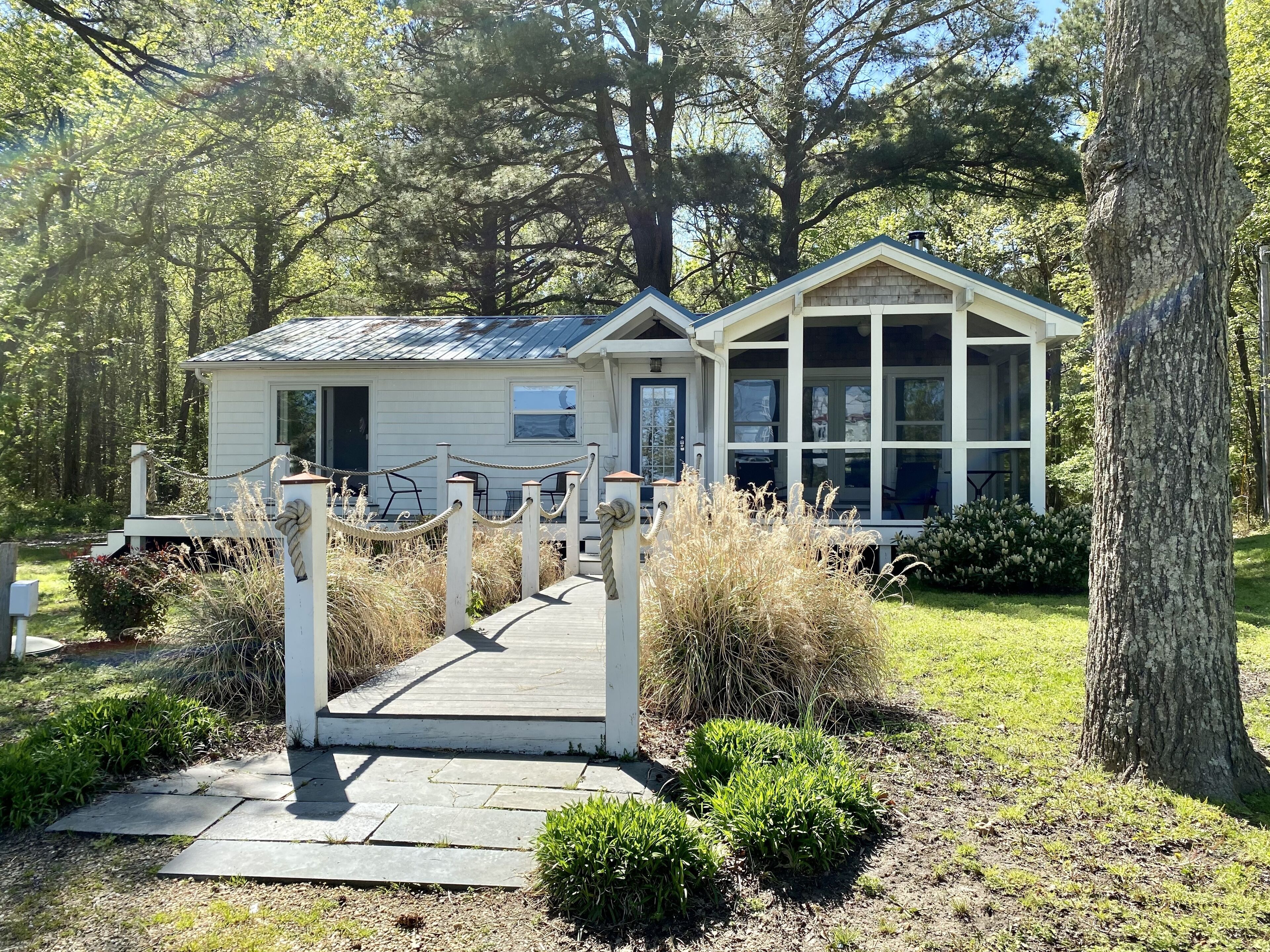 Sunrise Cottage with stunning views of the Chesapeake Bay