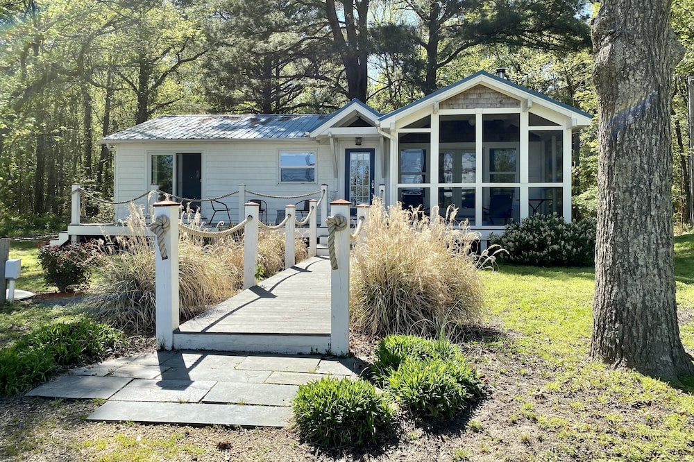 Sunrise Cottage with stunning views of the Chesapeake Bay