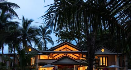 Pavones Beach Queen Room at Hona Beach Hotel