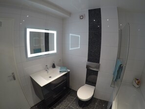 Duschwanne, Haartrockner, Handtücher, Toilettenpapier