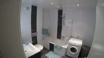 Duschwanne, Haartrockner, Handtücher, Toilettenpapier