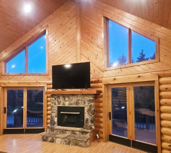 Interior - Log Cabin located minutes from Missouri River, airport, I-90 and downtown. (Chamberlain)