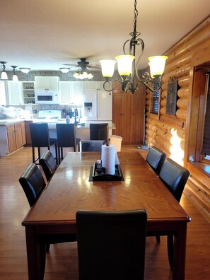 Dining - Log Cabin located minutes from Missouri River, airport, I-90 and downtown. (Chamberlain)
