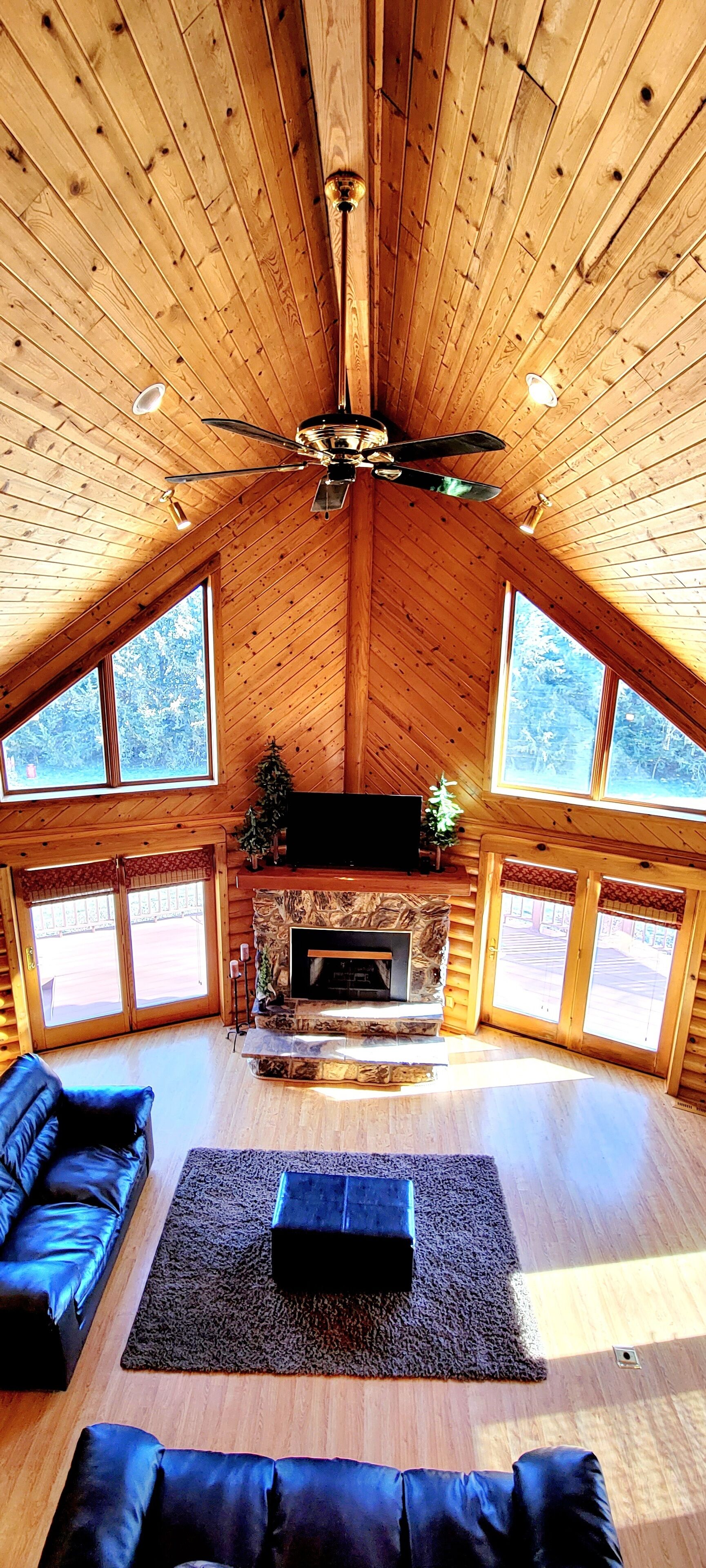 Log Home only minutes from Missouri River/Lake Francis Case, I-90 & downtown.