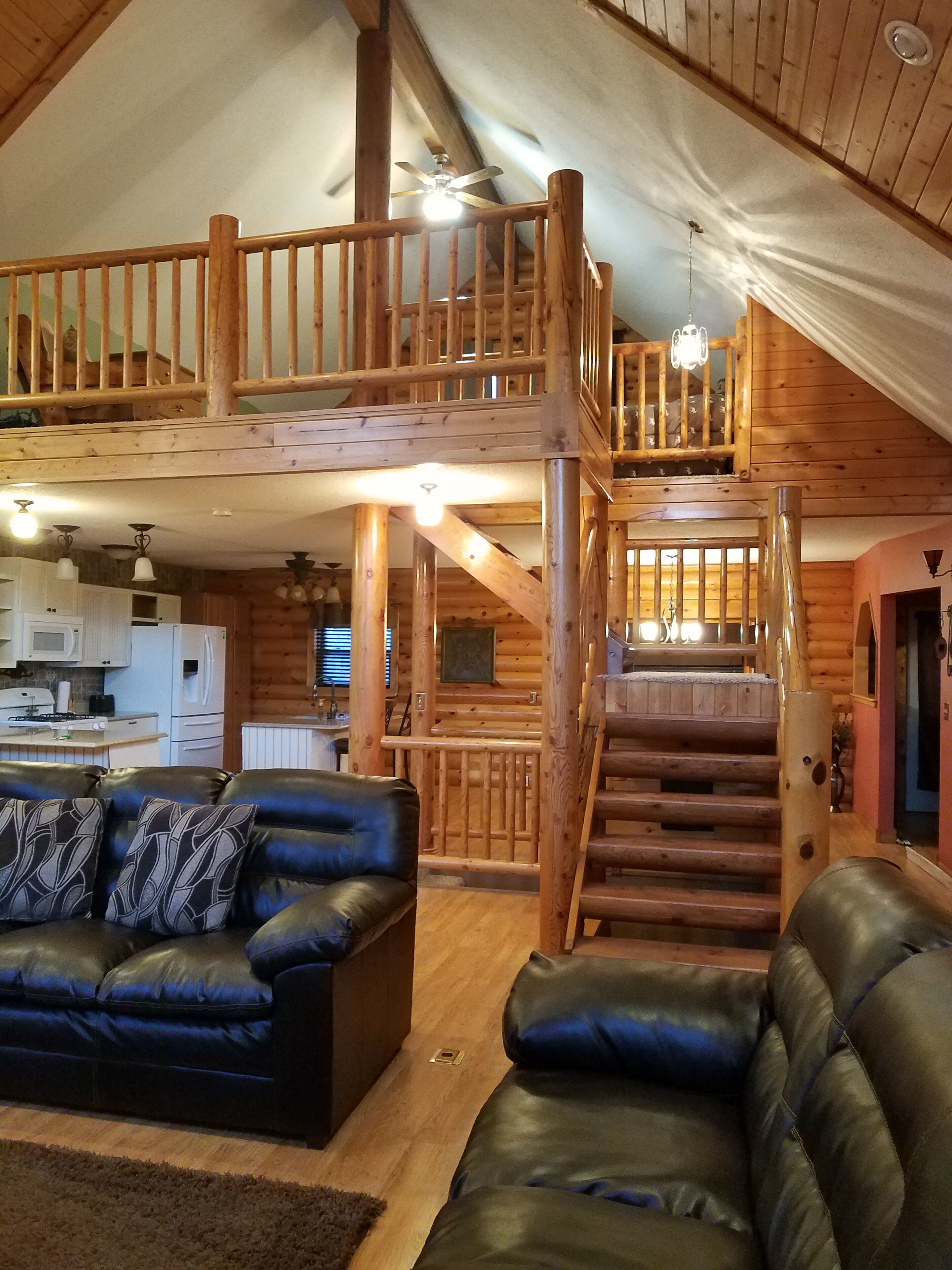 Log Home only minutes from Missouri River/Lake Francis Case, I-90 & downtown.