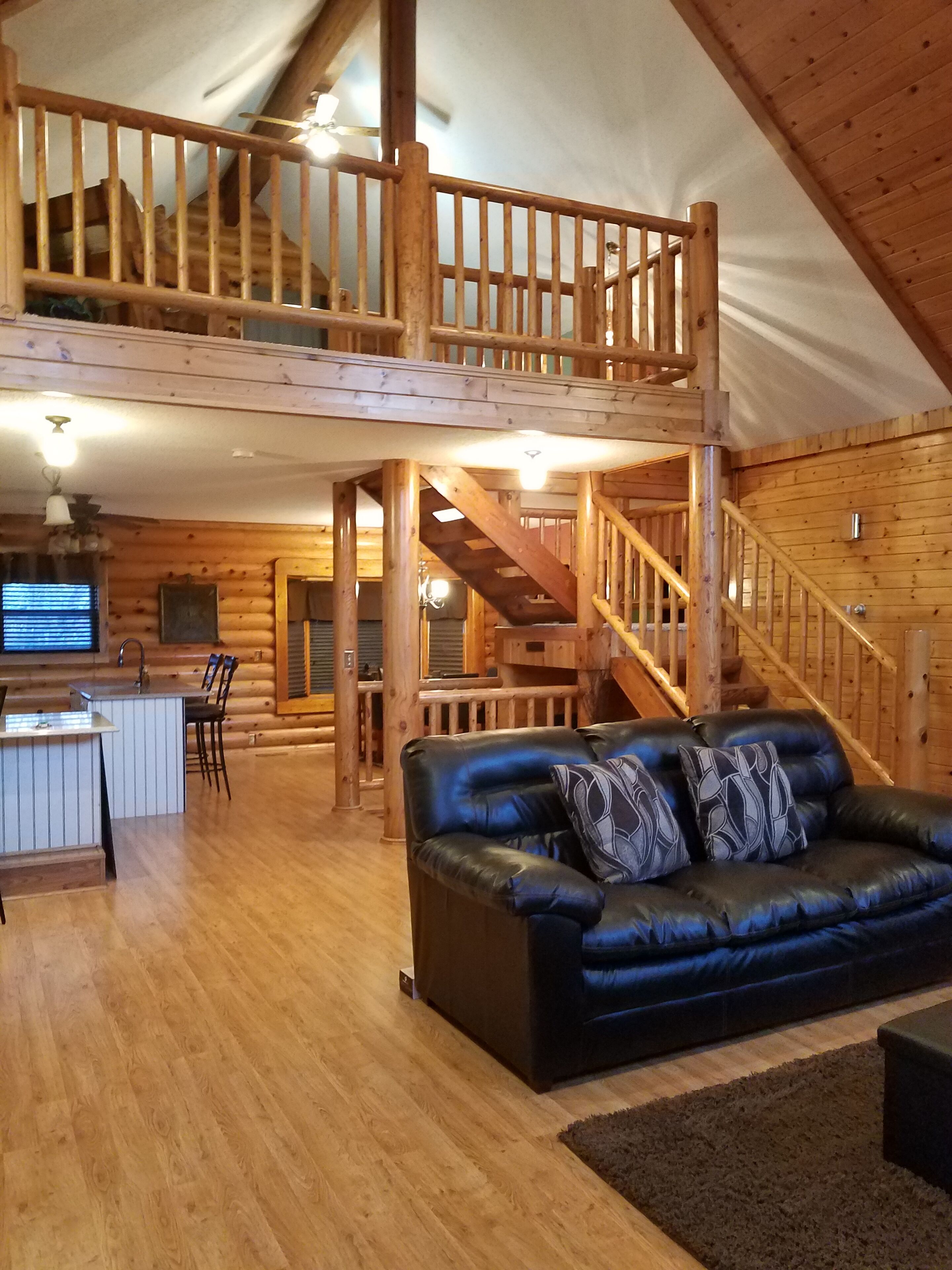 Log Home only minutes from Missouri River/Lake Francis Case, I-90 & downtown.