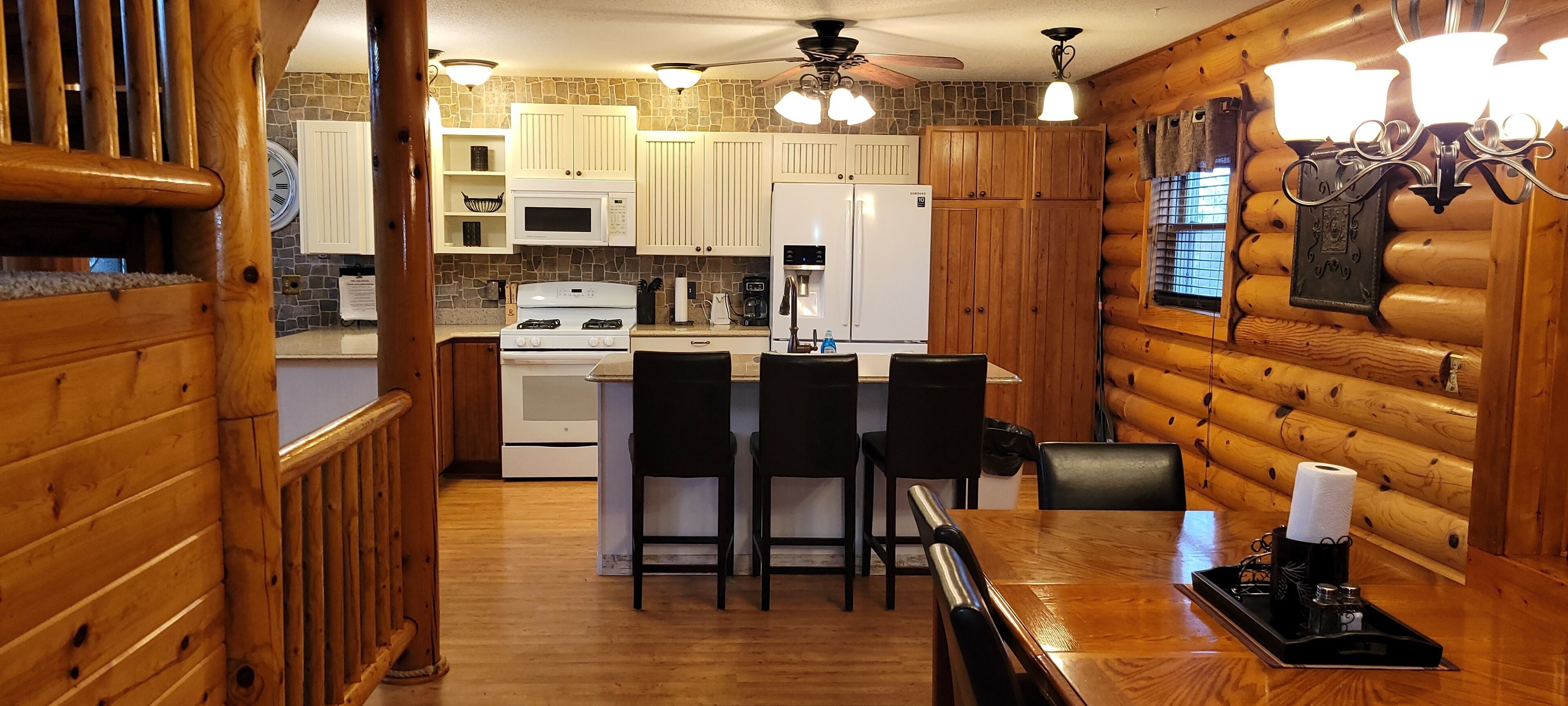 Log Home only minutes from Missouri River/Lake Francis Case, I-90 & downtown.