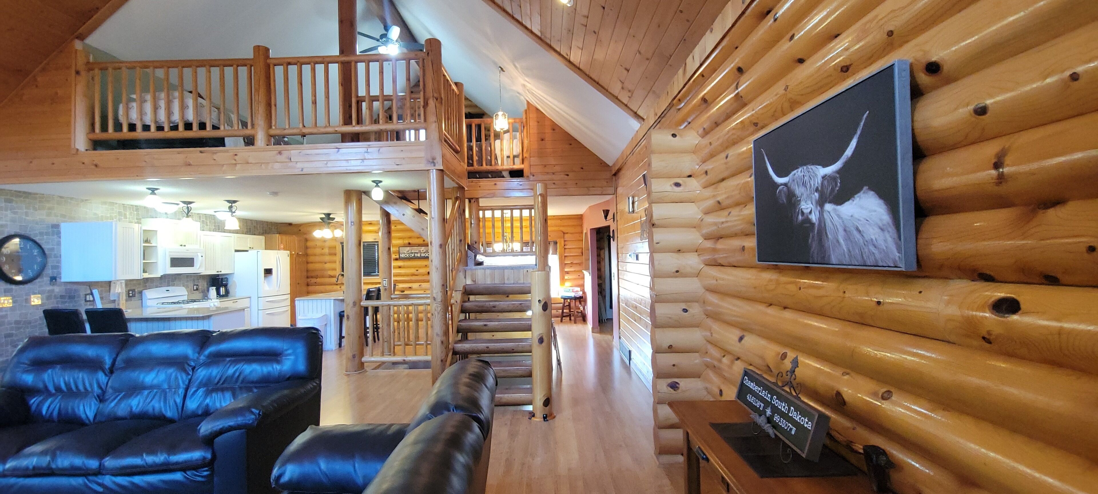 スマートテレビ、暖炉、テーブルサッカー台、書庫