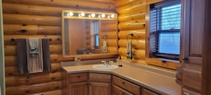 Combined shower/bathtub, jetted bath, hair dryer, towels - Log Cabin located minutes from Missouri River, airport, I-90 and downtown. (Chamberlain)