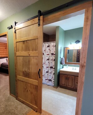 5 bedrooms, desk, iron/ironing board, travel crib