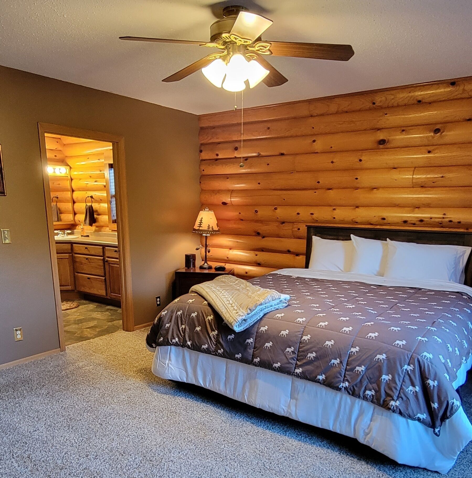 5 bedrooms, desk, iron/ironing board, travel crib