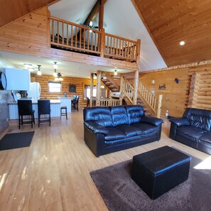 TV connectée, cheminée, baby-foot, livres