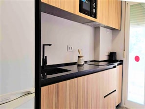 Køleskab, mikrobølgeovn, kaffe-/temaskine