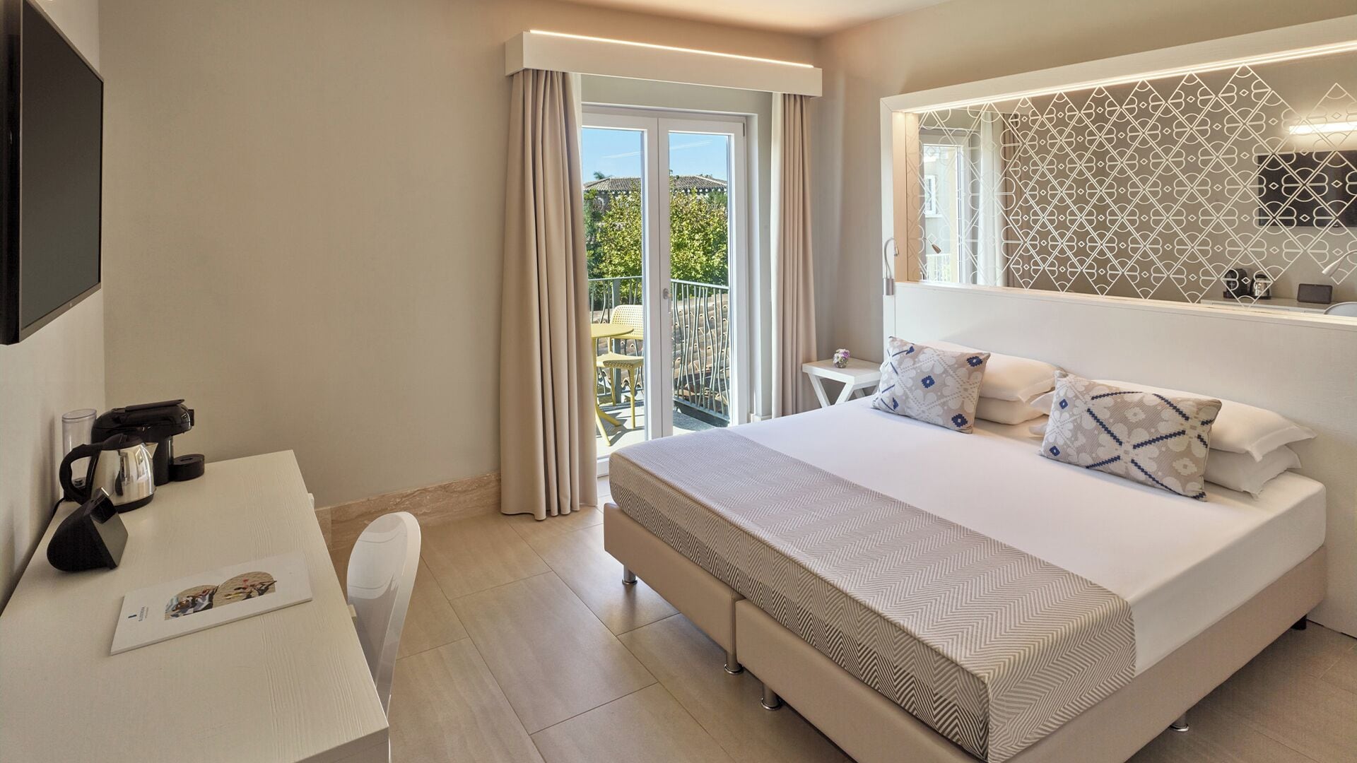 Camera Prestige Family | Untuvapeitot, minibaari, tallelokero huoneessa, työpöytä