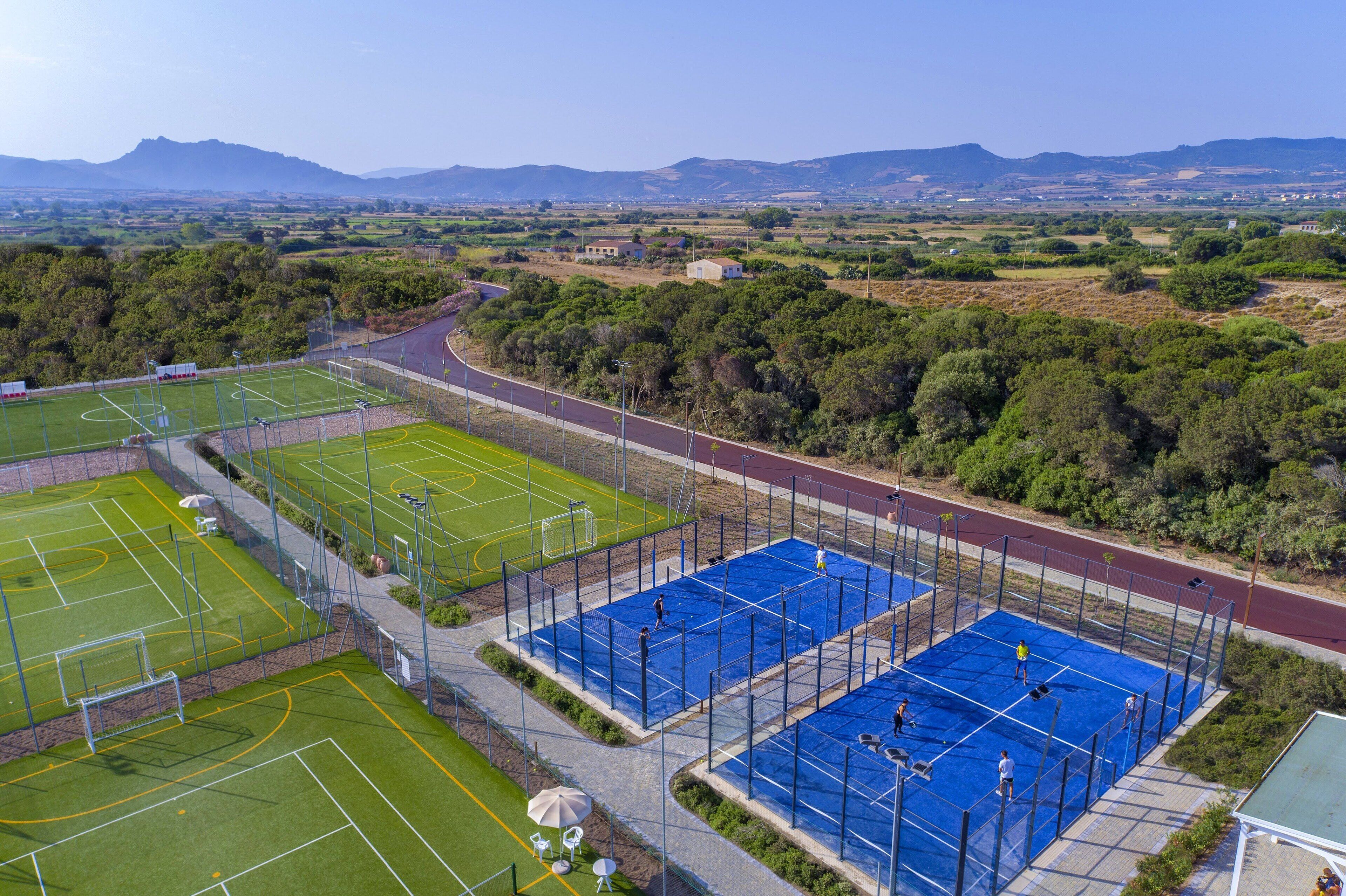 Vue aérienne d’un complexe sportif comprenant plusieurs courts de tennis, une piste d’athlétisme et des espaces verts environnants.