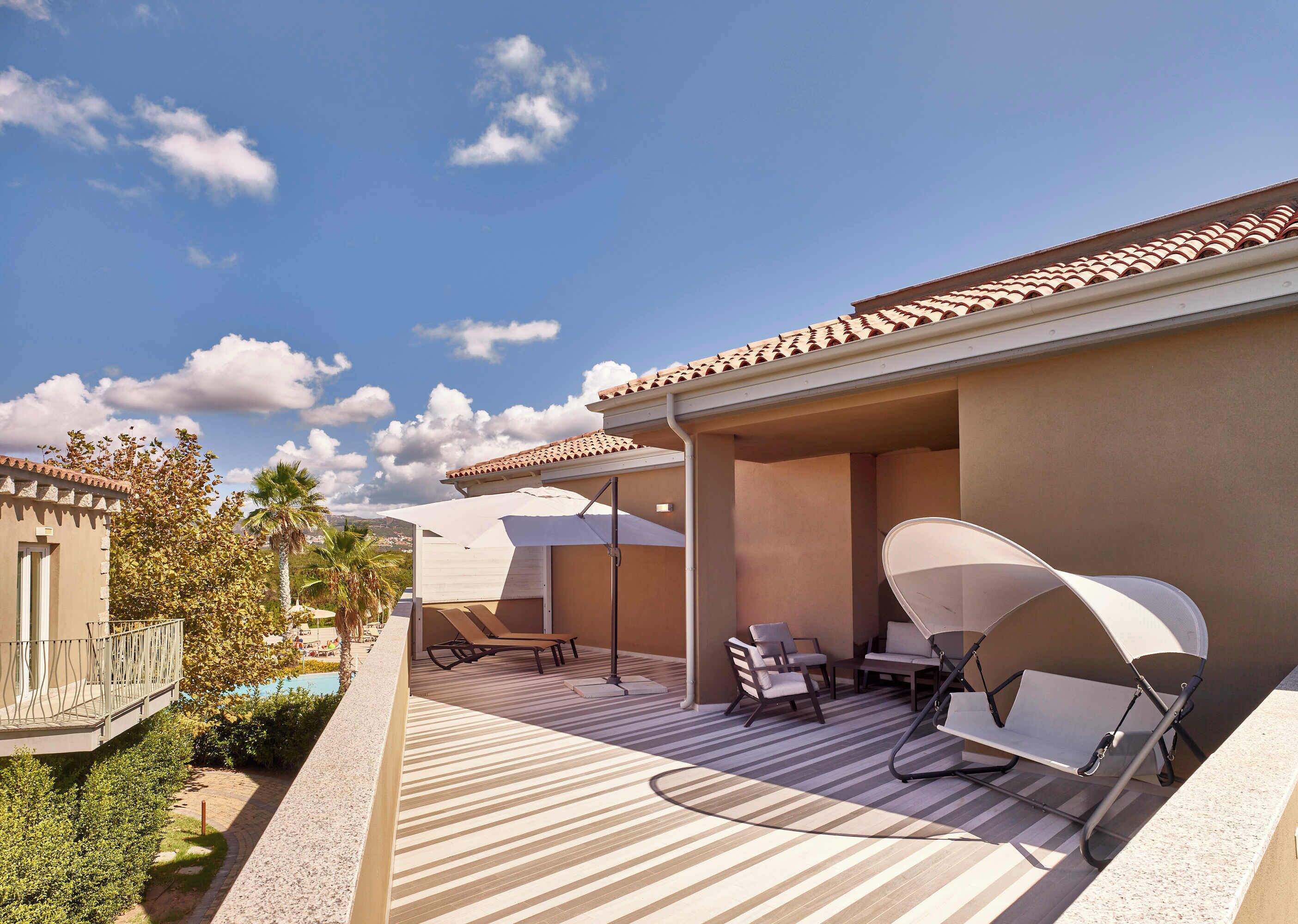 Eine Dachterrasse mit Pool, Liegestühlen und einer Pergola, die Schatten spendet.