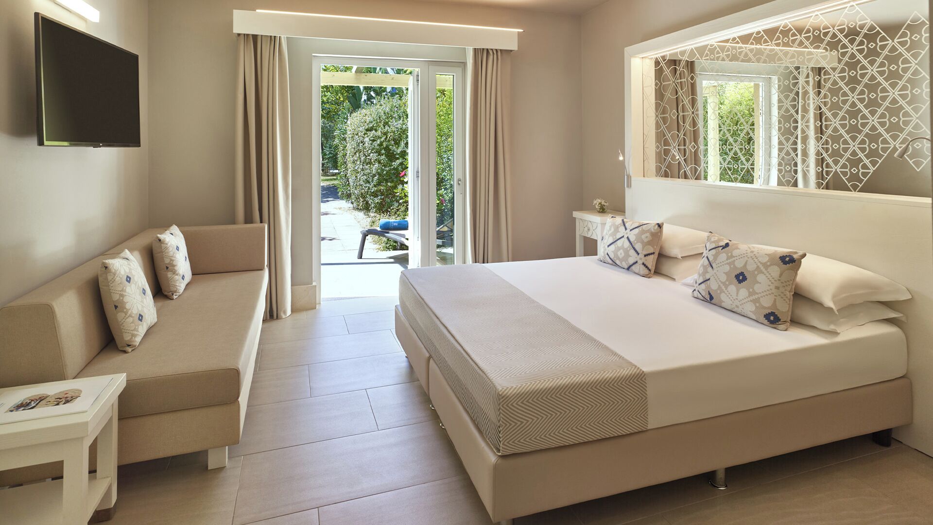 Untuvapeitot, minibaari, tallelokero huoneessa, työpöytä