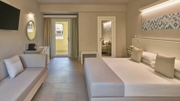 Camera Superior | Copriletto in piuma, minibar, una cassaforte in camera, una scrivania