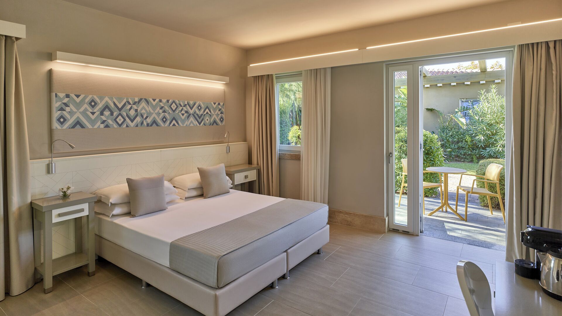 Untuvapeitot, minibaari, tallelokero huoneessa, työpöytä