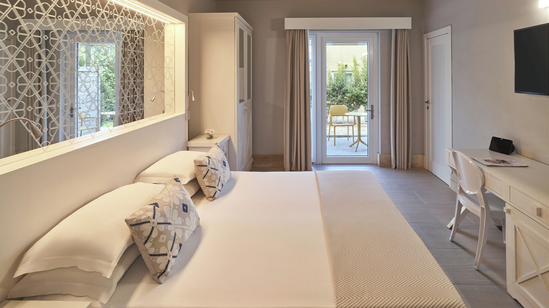 Prestige Double | Untuvapeitot, minibaari, tallelokero huoneessa, työpöytä