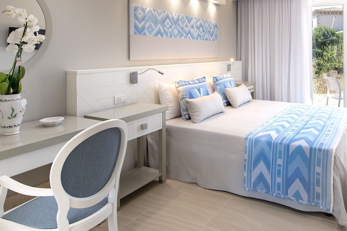 Donzen dekbedden, een minibar, een kluis op de kamer, een bureau