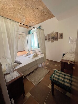 2 slaapkamers, een bureau, een strijkplank/strijkijzer, gratis wifi