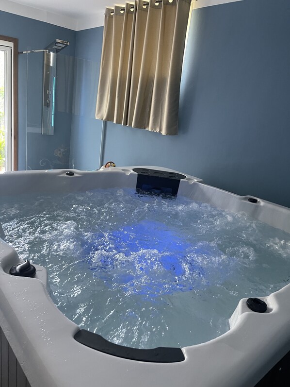 Interior - Casa Ferrari farmhouse, swimming pool, SPA, garden Private (Caravonica)