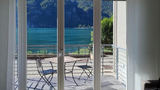 A balcony with a view of a lake and mountains. - Vista Lago Spettacolare (Abbadia Lariana)