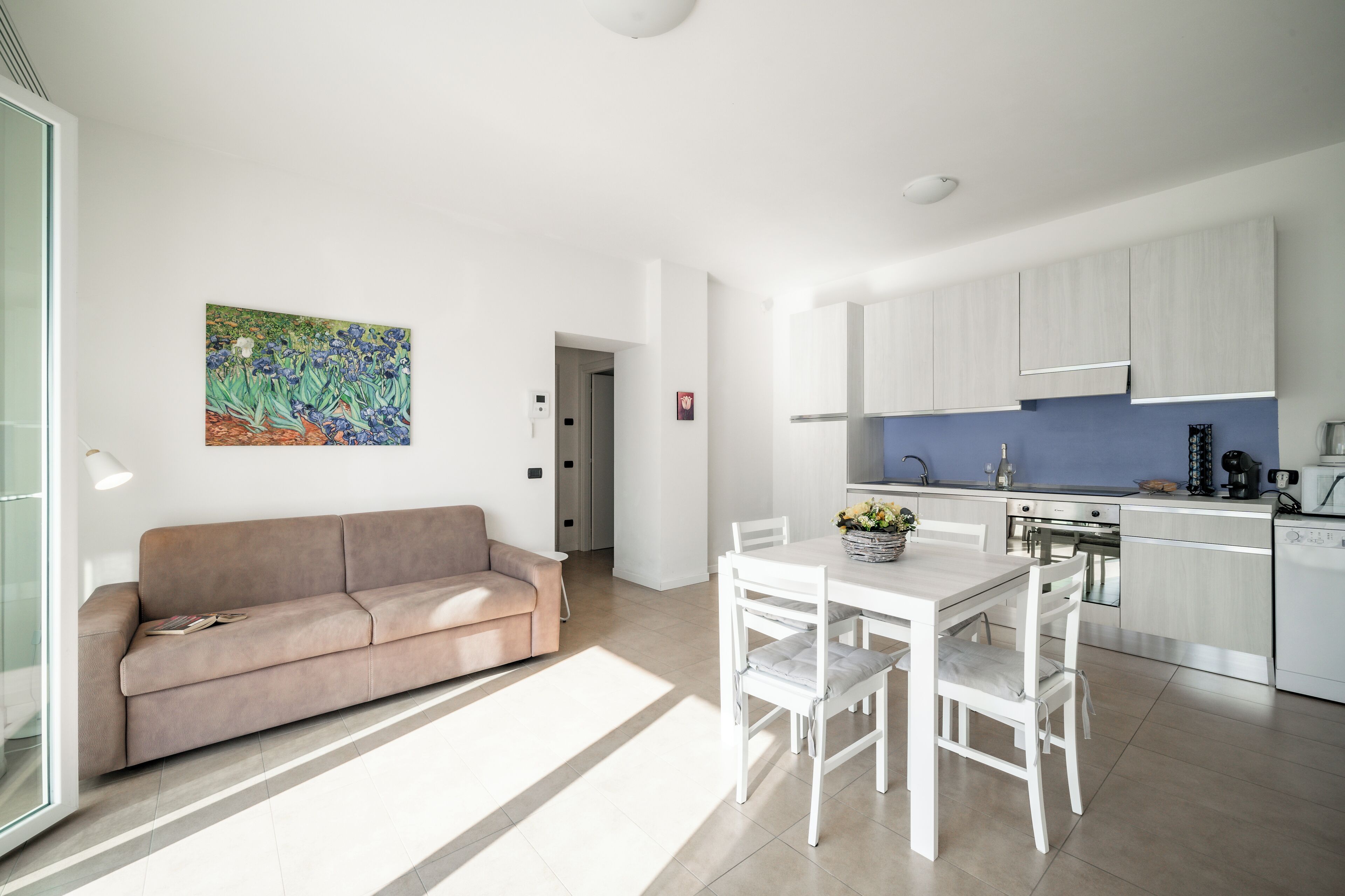 Un appartement moderne comprenant un salon, un coin repas et une cuisine.