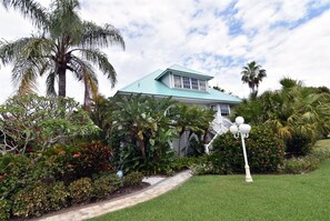 House (Twin Lakes Home) | Property grounds