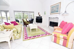 House (Twin Lakes Home) | Living room | Flat-screen TV - Twin Lakes Home (Sanibel)
