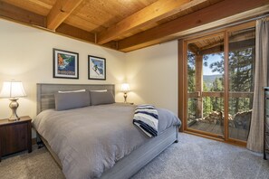 3 makuuhuonetta, työpöytä, ilmainen Wi-Fi, vuodevaatteet