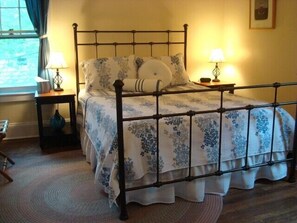 3 bedrooms, iron/ironing board, free WiFi, bed sheets - In-town Bar Harbor, walk everywhere, off-street parking, and close to Shore Path (Bar Harbor)