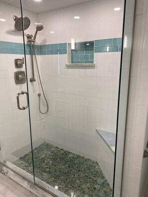 Dusche, Haartrockner, Handtücher, Seife