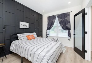 4 dormitorios, escritorio, tabla de planchar con plancha y cuna de viaje