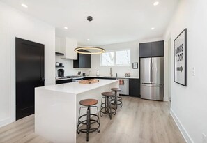 Frigorífico, microondas, horno y placa de cocina